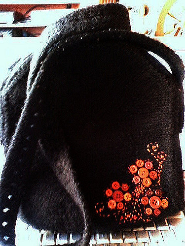 Arched bag with zipper