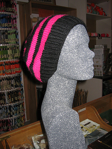 Weißer Pulli mit Mütze