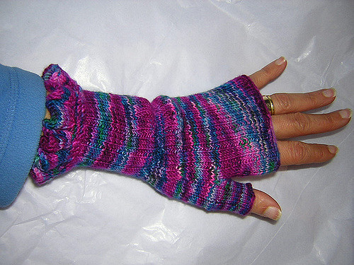Ruffled Fingerless Gloves on 1/2/4/5 Needles