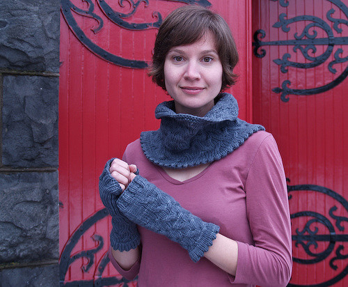 Queen of Shadows Fingerless Gloves & Cowl photo 1