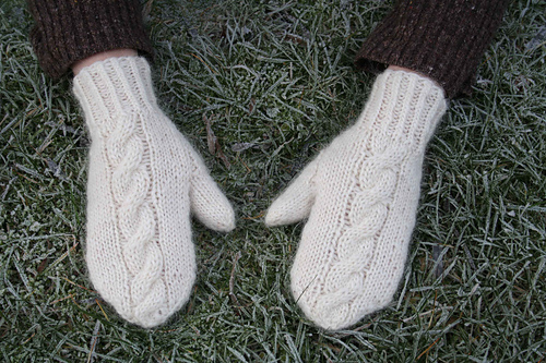 Cabled mittens - Fléttuvettlingar