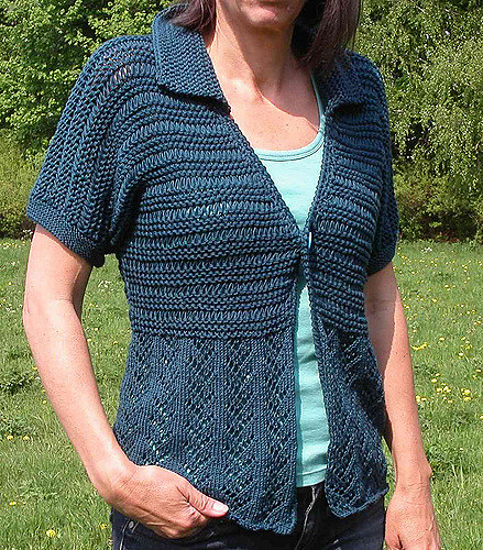 #06 Strickjacke mit Ajourmuster und Puffärmeln