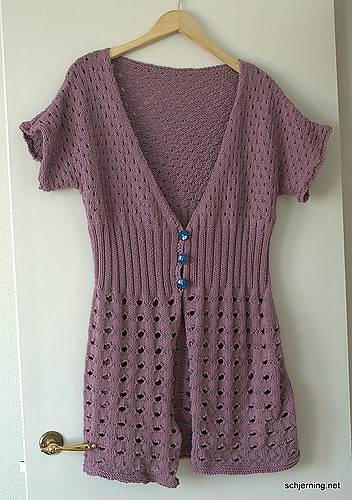 #09 Longjacke mit effektvoll kombinierten Lochmustern