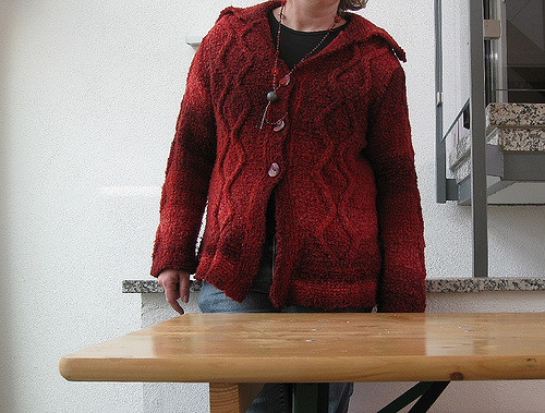 # 29 Jacke mit Reliefrautenbordüren