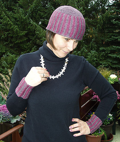 HAT AND WRIST WARMERS IN THE PERUVIAN WEAVE-KNIT STITCH PATTERN