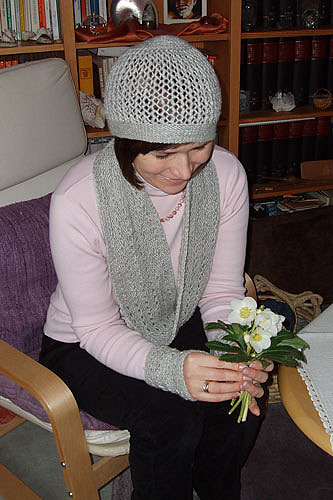HAT AND WRIST WARMERS IN MESH PATTERN