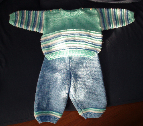 12 - Pull, pantalon et chausettes