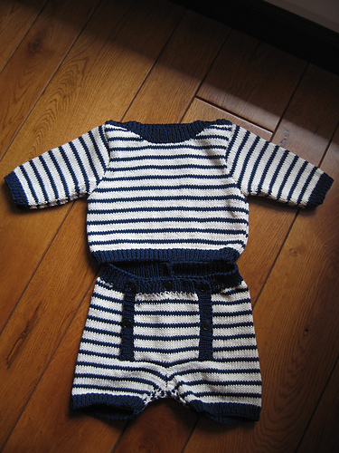 884 - Pull, short et chaussons
