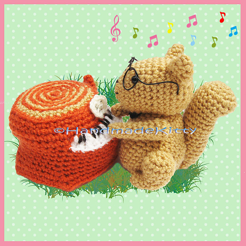 Squirrel playing a Piano Trunk