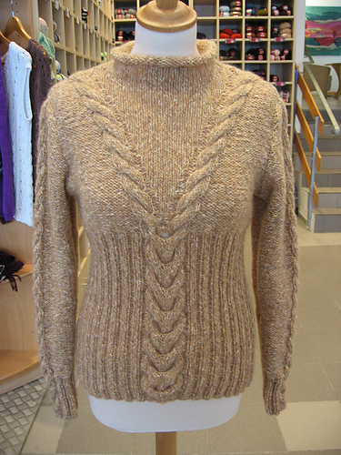 # 24 Zopfmusterpullover mit hohem Rippenmieder