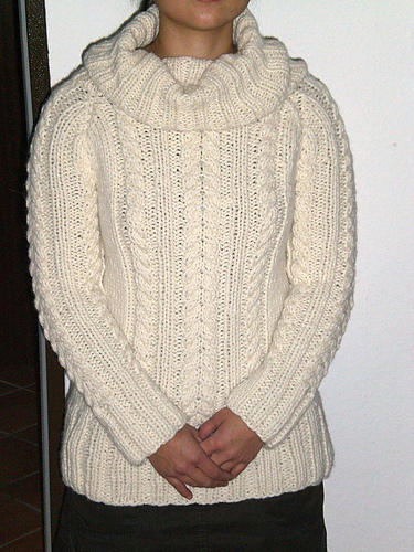 13 Thick Raglan Sweater with Cables