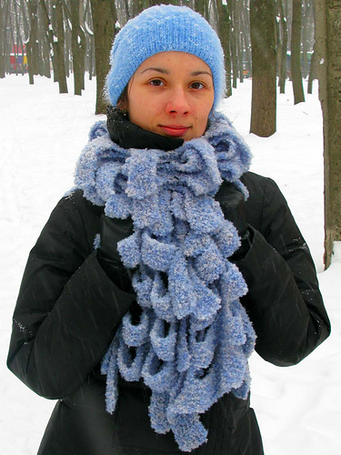 # 12B Scharf / Schal mit eingestrickten Schlitzen