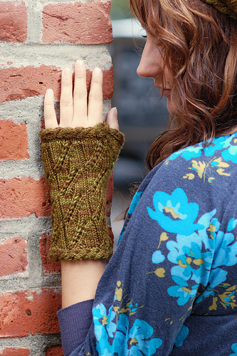 Twisty Violet Mitts