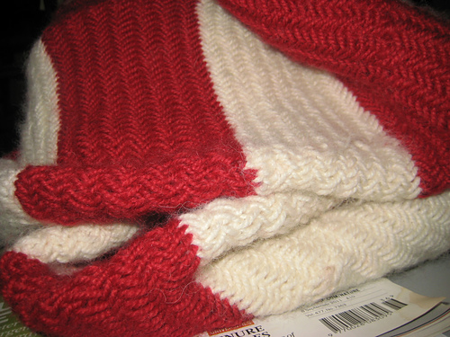 Super warm, double-layered, Arsenal-striped scarf