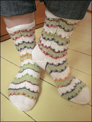 Stripy Waves Socks - English