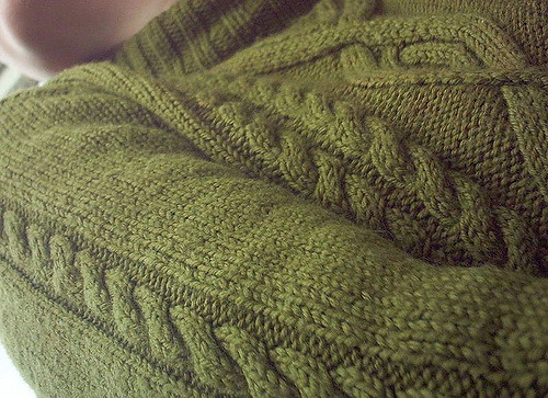 # 14 Pulli mit plastischen Rauten und Zöpfen
