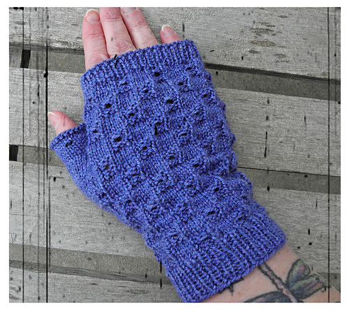 Eyelet Check Mitts