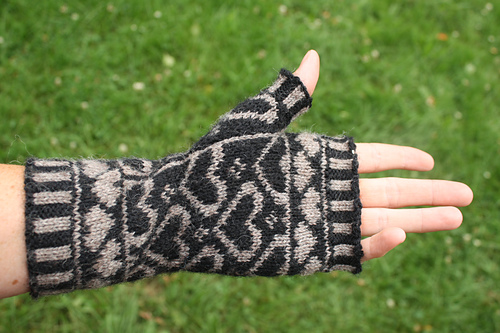 Queen Of Hearts Fingerless Gloves
