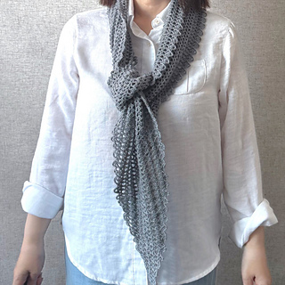 Size M: Looped around the neck like an everyday scarf