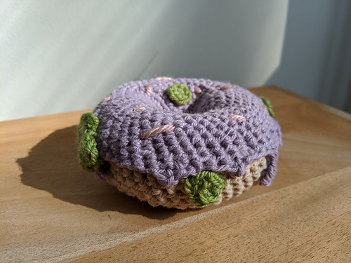 Jesterens morkake Donut - Abbey Normal Stitches