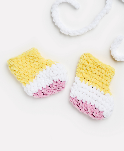 Afternoon Stroll Baby's Bonnet and Booties photo 3