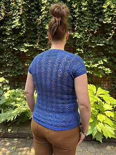 Version with Merino-Silk, size C, 1 inch of positive ease, longer length/
Version avec Merino-Silk, taille C, 1 pouce d'aisance positive, plus long de corps