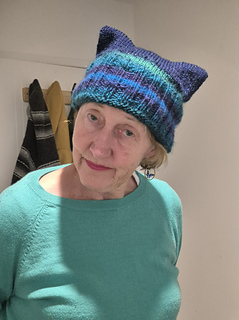 Folded brim. False side seam for shaping. 