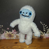 Everett is made with Lionbrand "feels like bliss" and Caron Simply Soft (face and toes)