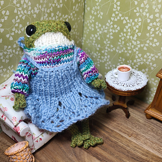 Frog is knitted with drops lima and US 2 needles
Dress in Loops & Threads luxe merino and US 2 needles