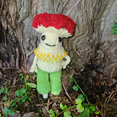 Micah is knit with Waxwing Yarn in Cèdre on 2.75mm/ US2 needles.
Outfit knit in same size.
Colorwork pattern from Garden Onesie