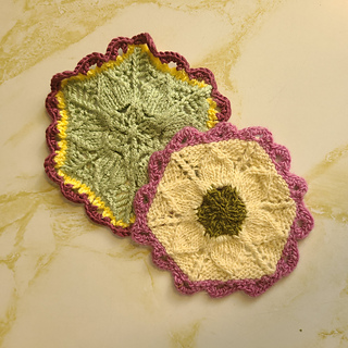 Colorwork changes.
Both options are in tbe pattern, but I like the new one better. New shaping is slightly more rounded