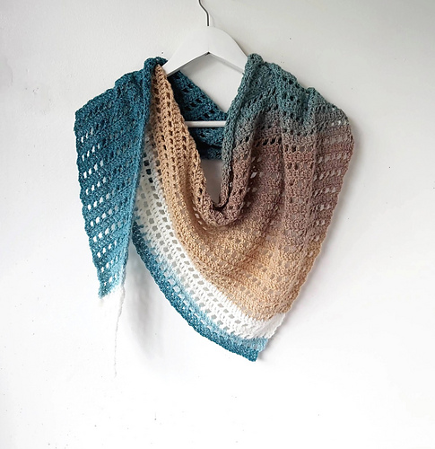 Easy Cake Yarn Shawl photo 5