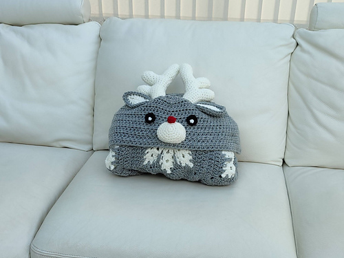 Reindeer Print Pattern Hooded Blanket