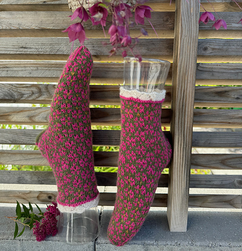 Min Blomstereng Sokker - StrikkeBea