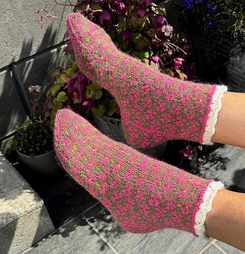 Min Blomstereng Sokker - StrikkeBea