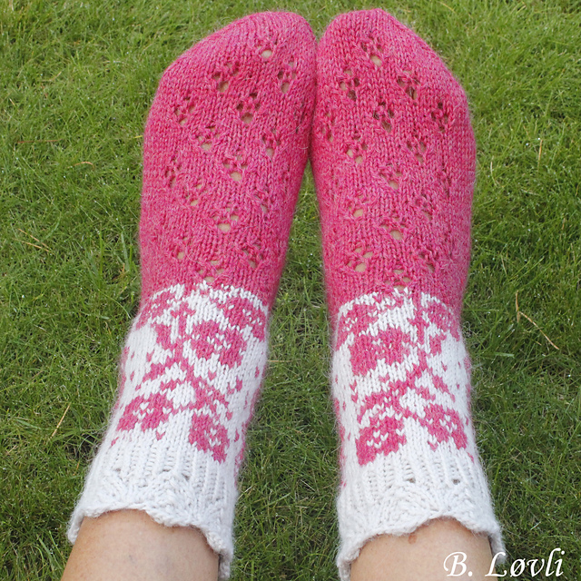 Ravelry: HøstBlomst Sokker pattern by StrikkeBea