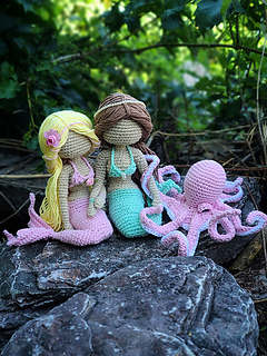 Pictured with Posable Octopus (pattern available separately).