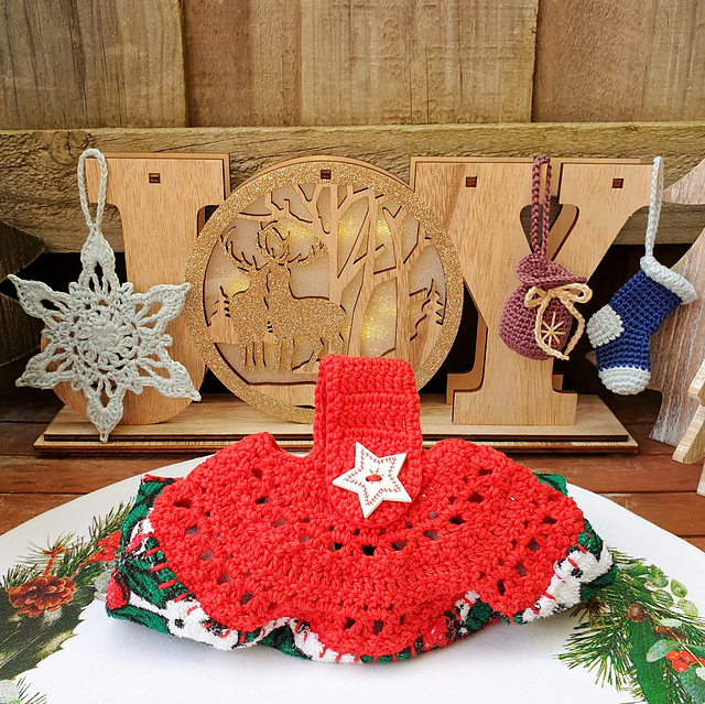 Ravelry Christmas Crochet Tea Towel Topper pattern by BlueBuggs