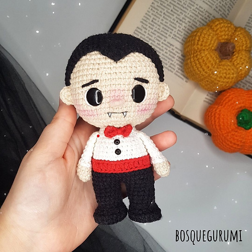Dracula amigurumi - Paola F. Sousa