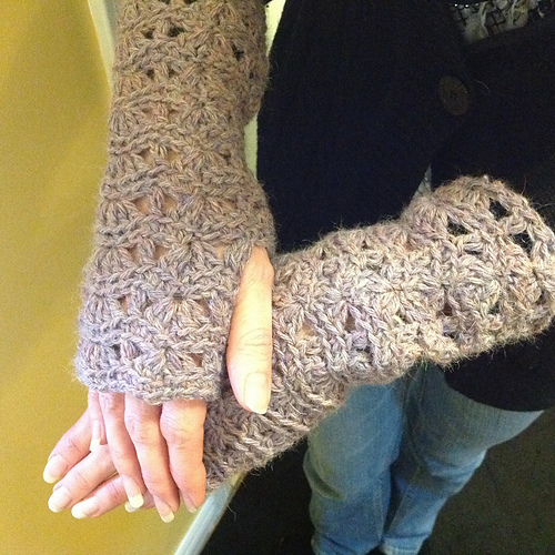 Ravelry Ripple Lace Fingerless Gloves pattern by Bethany Scofield