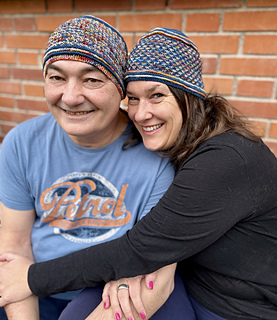 Her Cassaluna Hat follows the original pattern version.
He chose to reverse the main and contrast colors (MC & CC) for his sample.