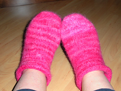 felted strawberry slippers 004