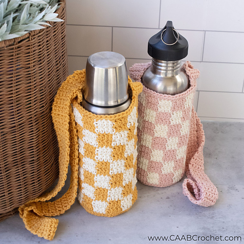 Ravelry: Checkered Water Bottle Holder pattern by Esther Thompson