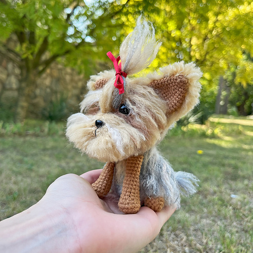 Amigurumi Sittende Yorkie Hund - Kseniia Semeliak