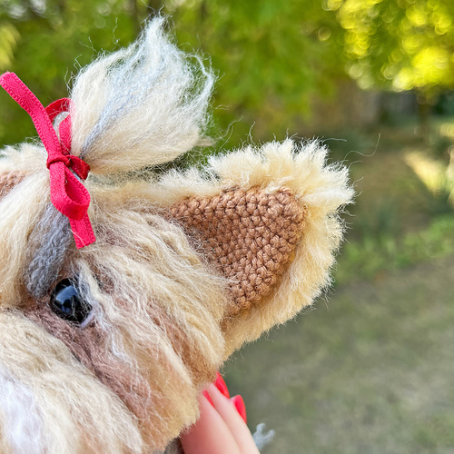 Amigurumi Sittende Yorkie Hund - Kseniia Semeliak