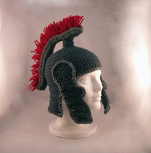 Romersk hjelm med hakebeslag og frynset topplue - 2013 Serena Gunter