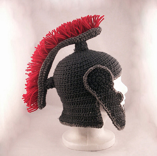 Romersk hjelm med hakebeslag og frynset topplue - 2013 Serena Gunter