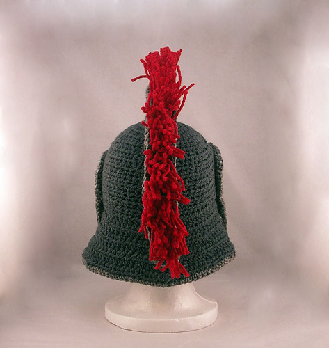 Romersk hjelm med hakebeslag og frynset topplue - 2013 Serena Gunter