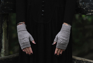 Size Small on 18 cm/ 7 inch hands. Col. Federal Hill