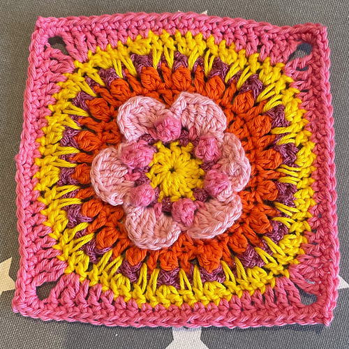 Ravelry Colour Burst Flower Blanket pattern by Munira Rasul
